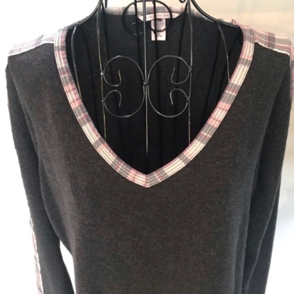 Victoria’s Secret Long Sleeve V-Neck Thermal Top - Picture 4 of 8